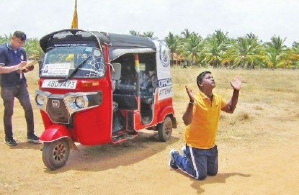 முச்சக்கரவண்டியை 88 கிலோமீற்றர் பின்னோக்கி செலுத்தி சாதனை படைத்த இலங்கையர்! 